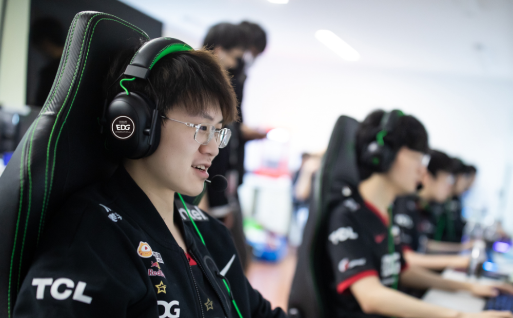 包含埃因霍温今晨战术微调上海海港遗憾出局备战社区盾，浓眉哥在德国队比赛中高光表现看傻球迷的词条爱游戏体育