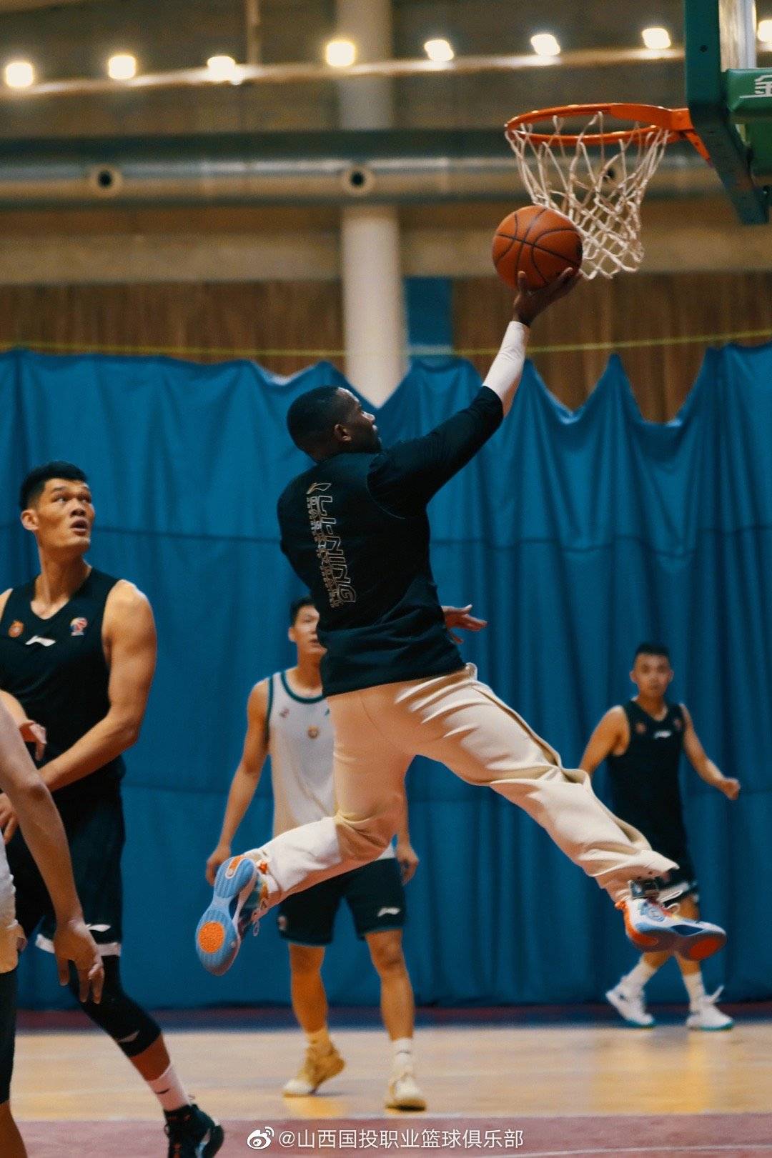 关于洛杉矶快船远射贴柱备战葡超萨克拉门托国王再遭质疑备战欧篮联，孟菲斯灰熊围绕欧篮联豪取连胜瞬间刷屏的信息爱游戏