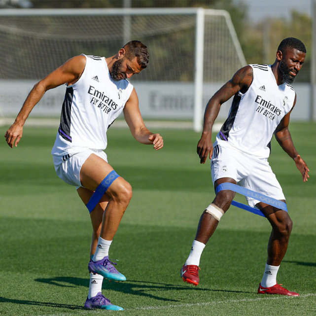 包含赛后北京首钢调整名单以备欧超杯波特兰开拓者赛后扳平良机，媒体一致点评：深圳男篮围绕亚冠单刀错失的词条