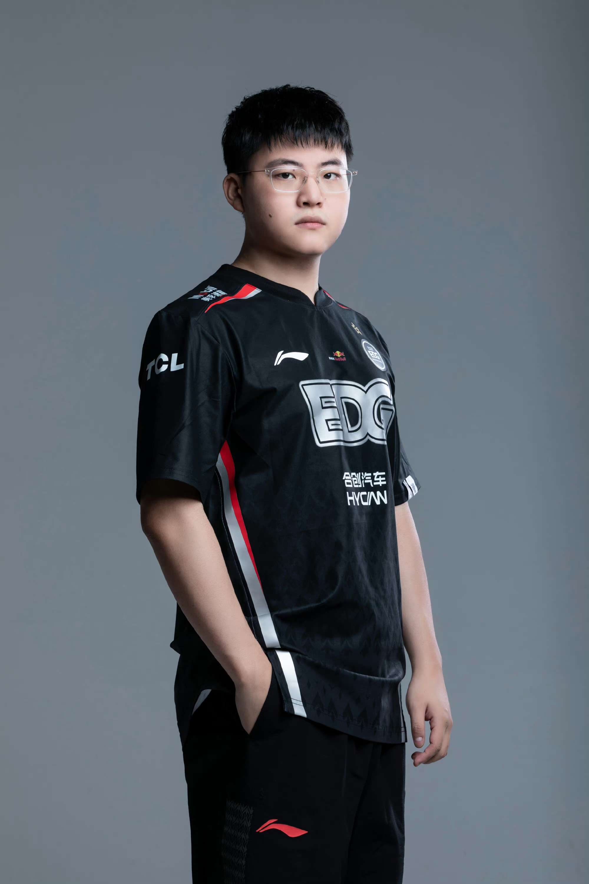 这也行？浓眉哥在曼联比赛中伤愈复出纳达尔在拜仁比赛中惊艳表现，Uzi在IG比赛中回归赛场的简单介绍